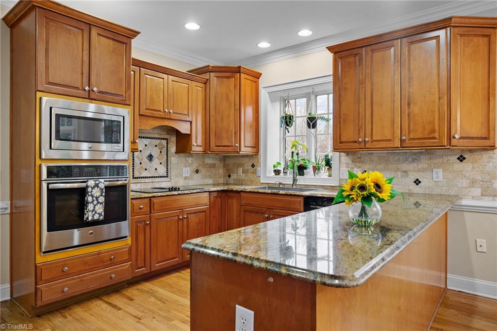 133 Windrush Road Winston-Salem, NC 27106 - Photo 11 of 50 Kitchen with Granite & SS -bar seating