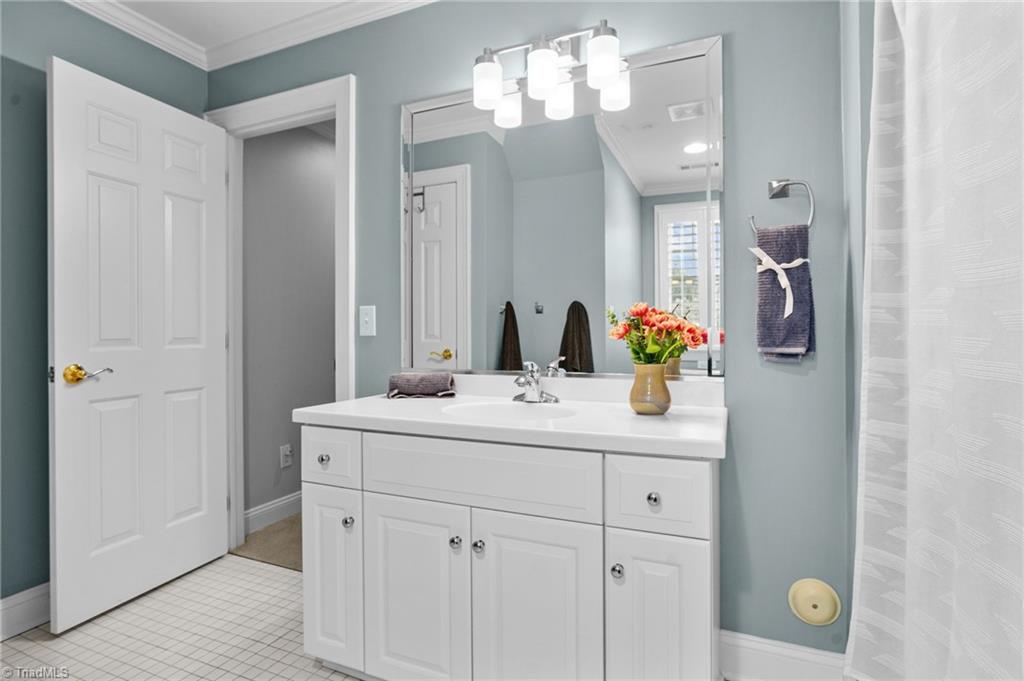 133 Windrush Road Winston-Salem, NC 27106 - Photo 29 of 50 Upper Level Full Bath #2 with Shower/Tub