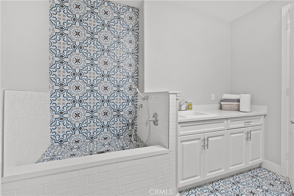 20948 Center Street Riverside, CA 92507 - Photo 31 of 92 a bathroom with a bathtub and sink