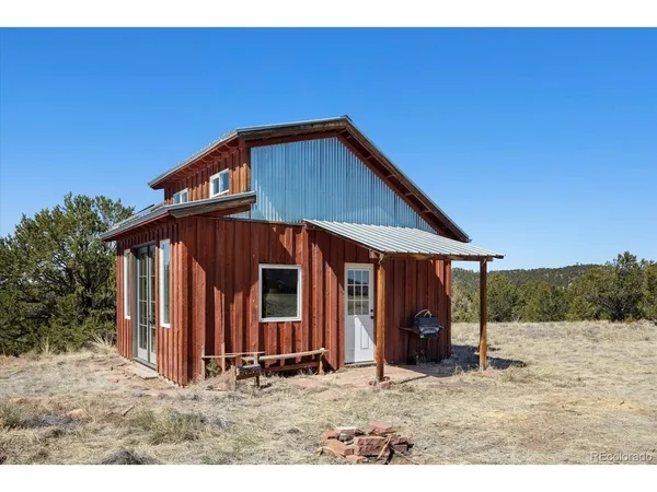 a view of a house with backyard