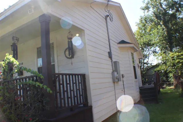a view of back yard of the house