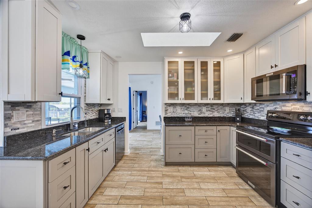 4203 Surfside Court Port Charlotte, FL 33948 - Photo 10 of 40