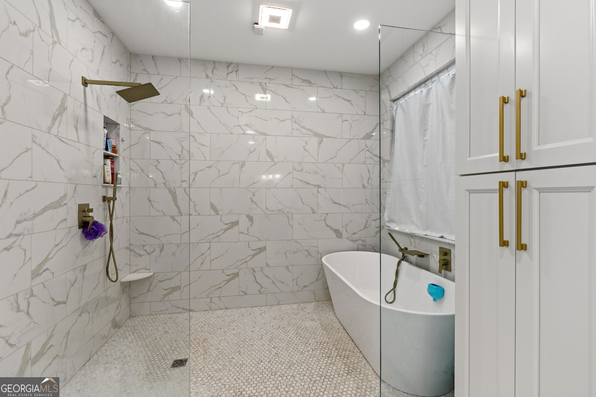 51 Prong Road Swainsboro, GA 30401 - Photo 38 of 55 a bathroom with a shower and tub