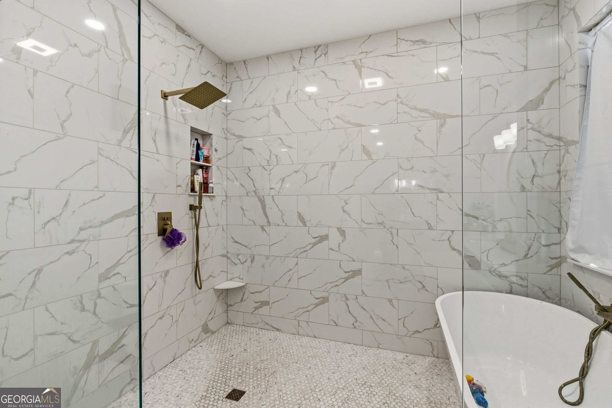 51 Prong Road Swainsboro, GA 30401 - Photo 39 of 55 a bathroom with a shower and bathtub