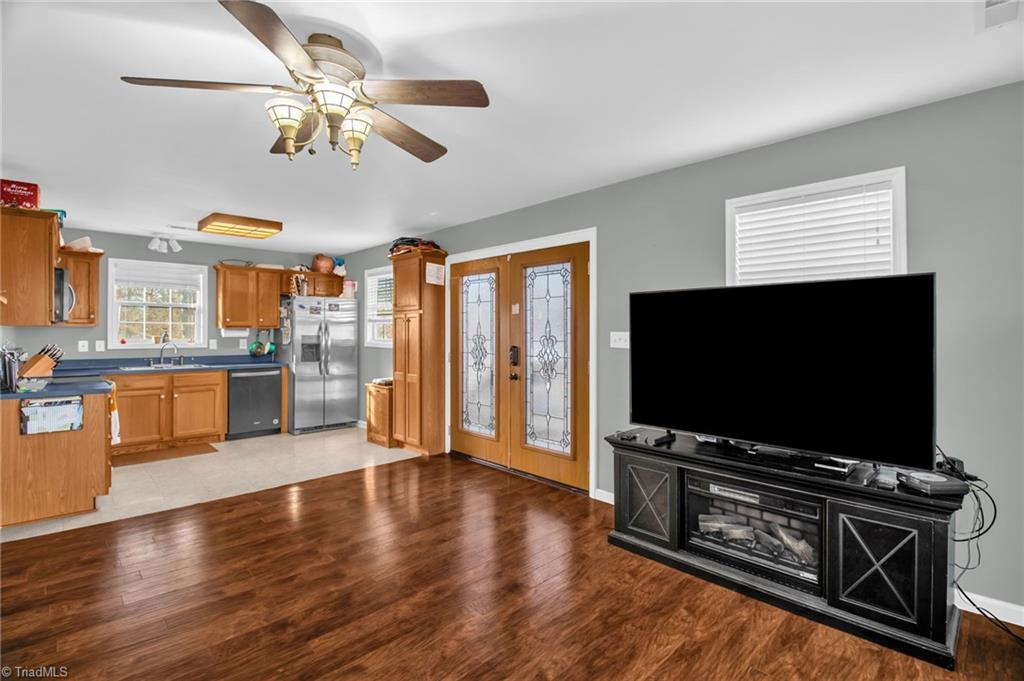 103 Robin Hood Road Lexington, NC 27292 - Photo 11 of 26 eat in kitchen