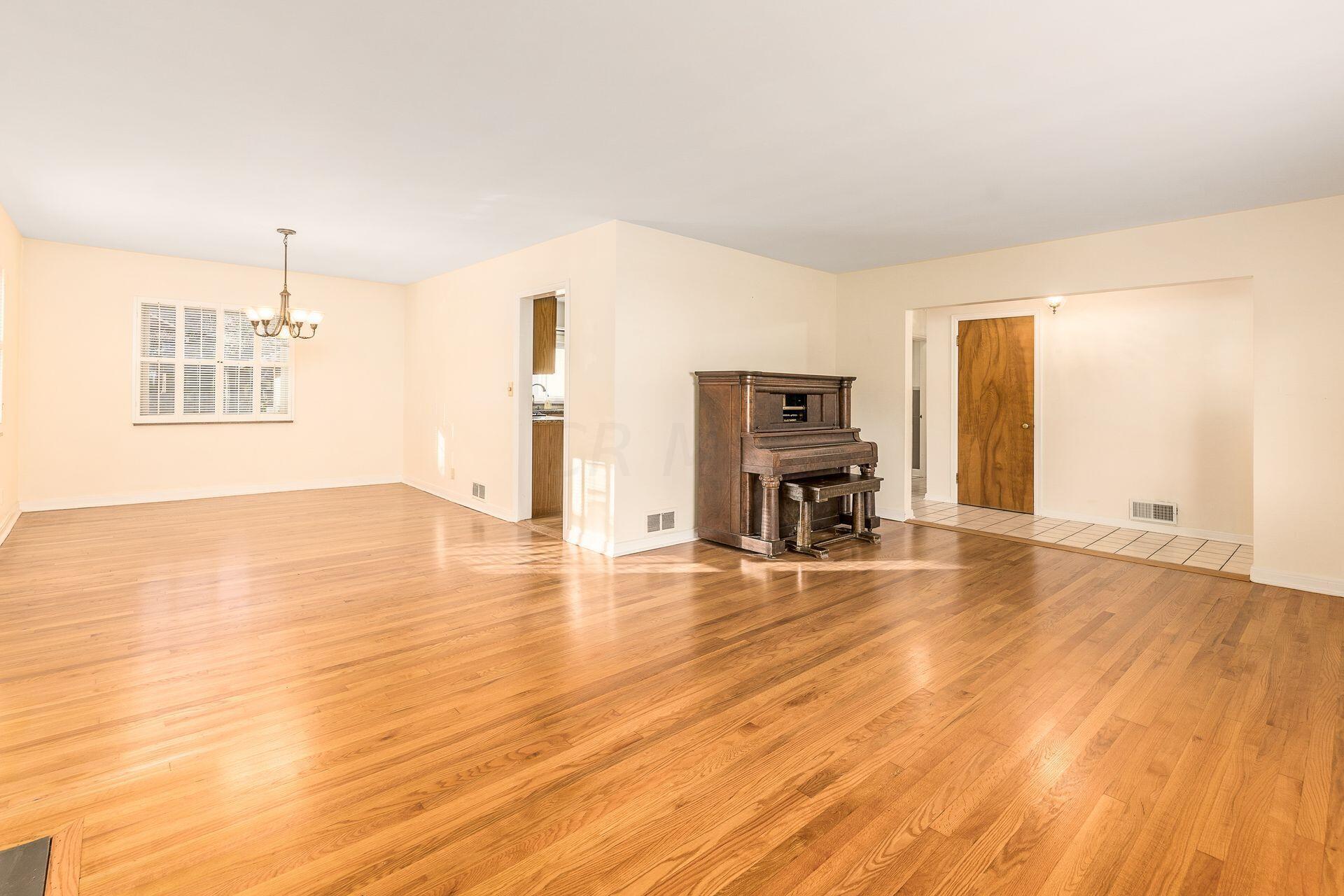 71 North Merkle Road Columbus, OH 43209 - Photo 8 of 66 Living Room