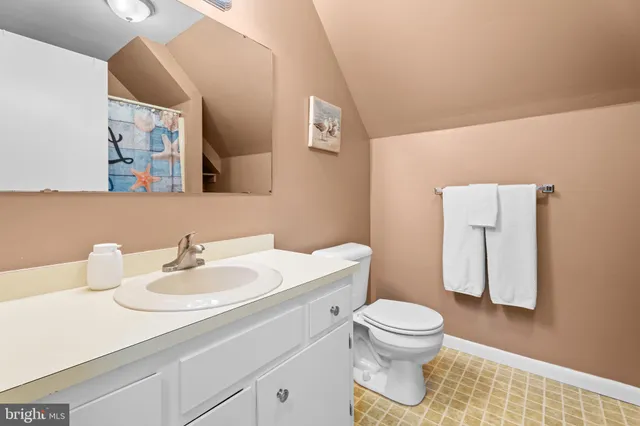 an aerial view of a houses with outdoor space and lake view