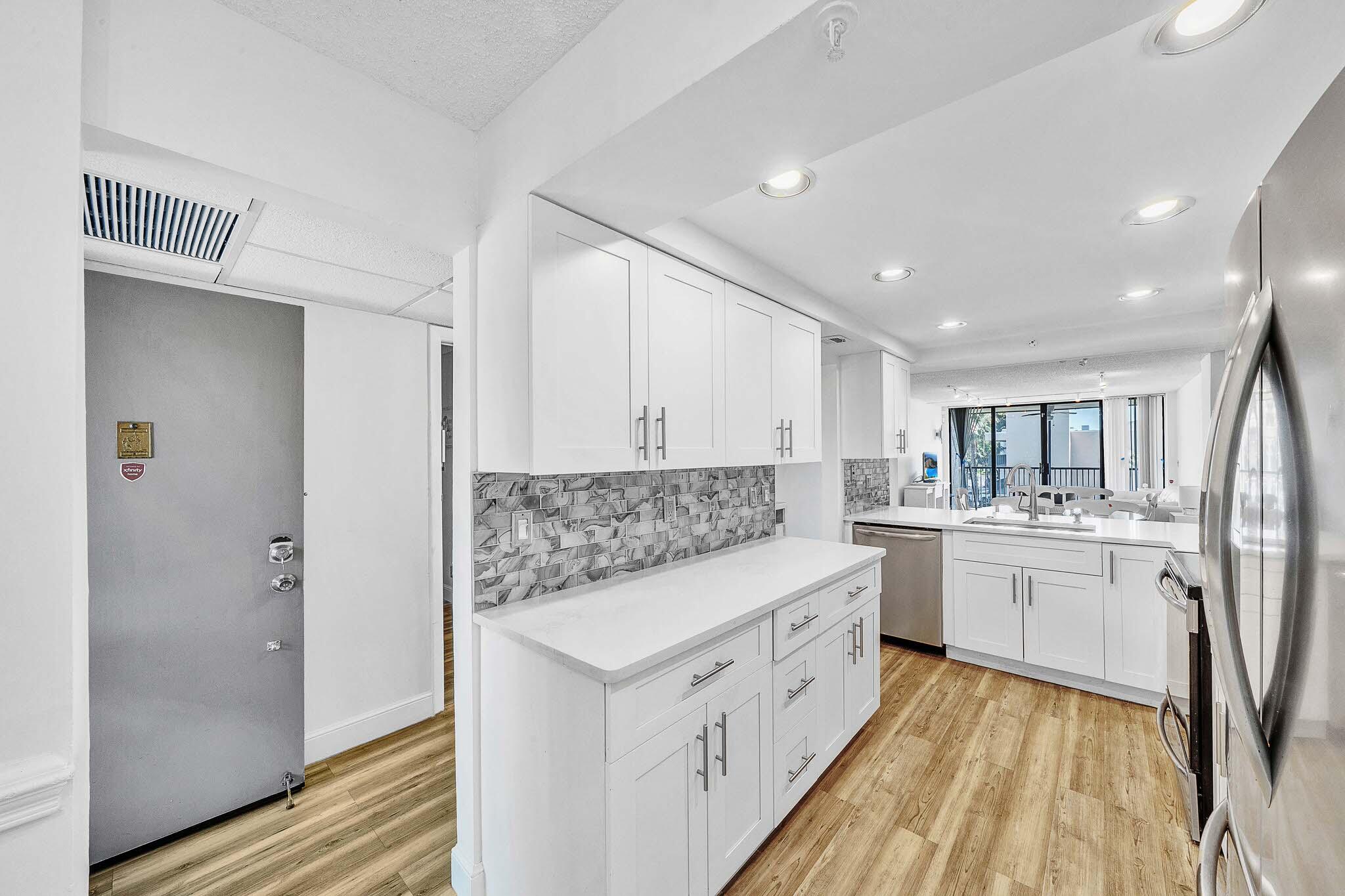 17 Royal Palm Way, Unit 3010 Boca Raton, FL 33432 - Photo 8 of 57 4 Kitchen (3)