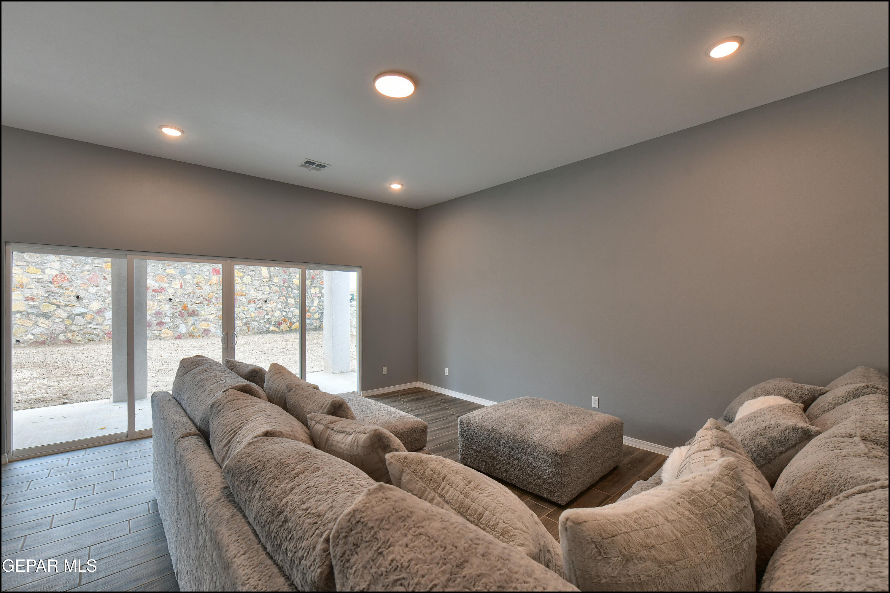 8408 Phil Place Vinton, TX 79821 - Photo 6 of 43 Living room