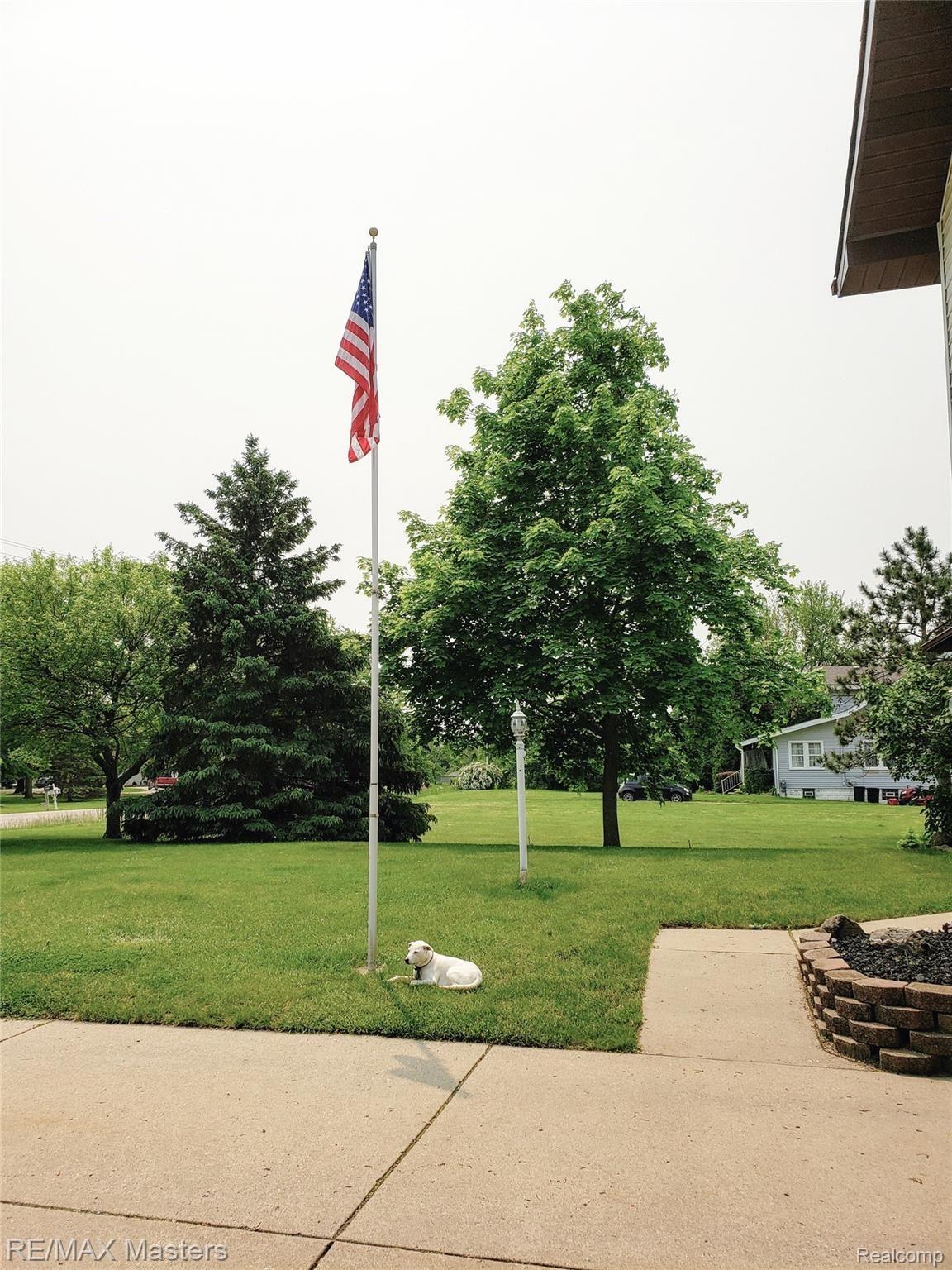 27604 Arsenal Road Flat Rock, MI 48134 - Photo 33 of 35 Arsenal Front Yard.jpg