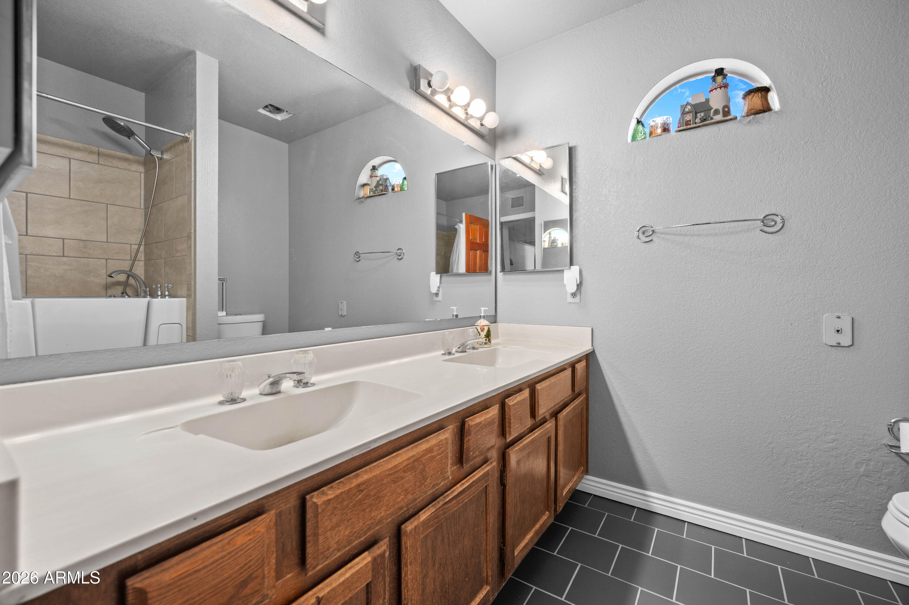 6416 West Shangri-la Road Glendale, AZ 85304 - Photo 25 of 28 Guest bath