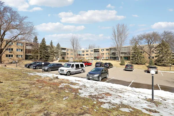 $198,000 | 4360 Brookside Court, Unit 218, Edina, MN 55436