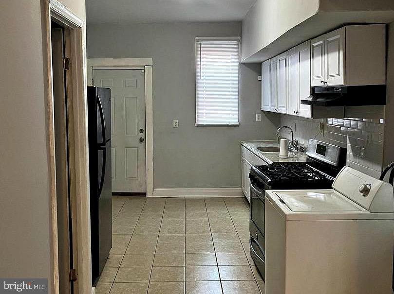 1904 Mosher Street Baltimore, MD 21217 - Photo 4 of 16 a kitchen with a stove and a microwave