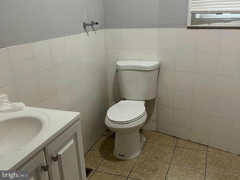 1904 Mosher Street Baltimore, MD 21217 - Photo 8 of 16 a bathroom with a toilet sink and mirror
