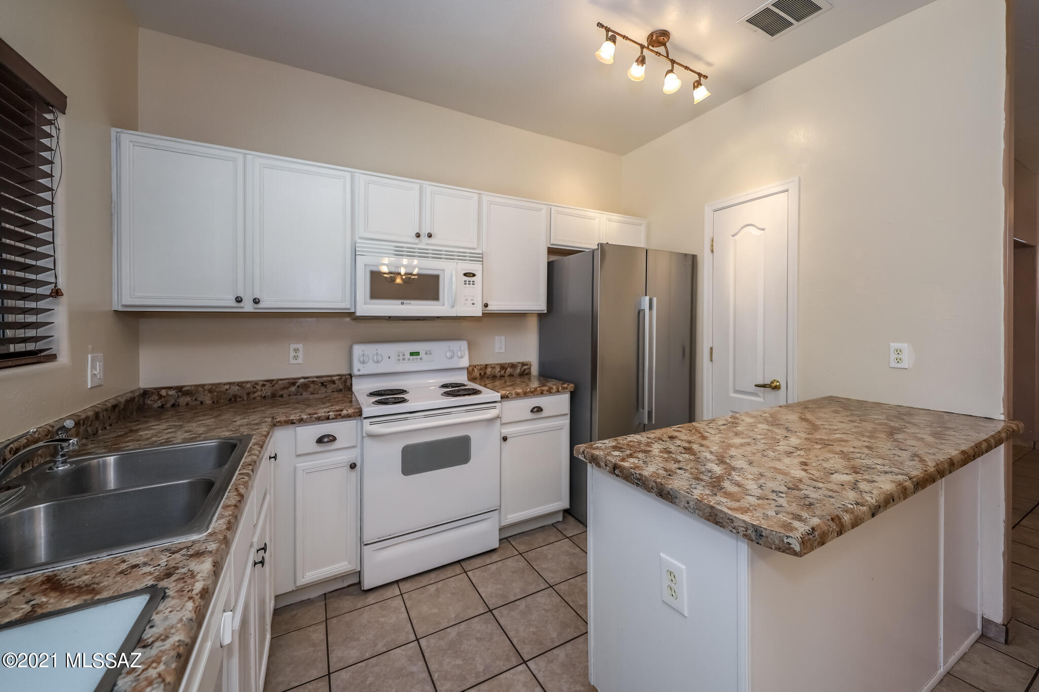 461 East Cactus Mountain Drive Vail, AZ 85641 - Photo 9 of 24