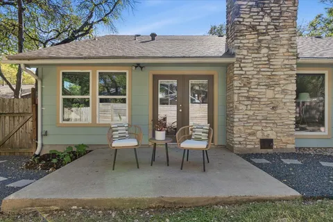 a view of a house with backyard and porch