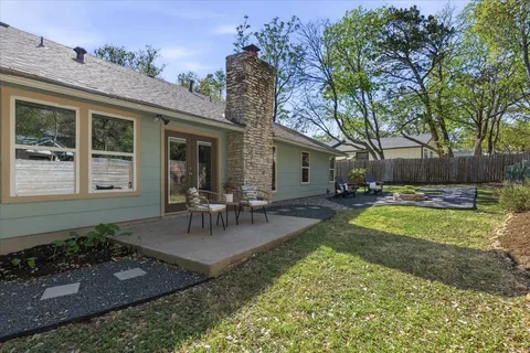 a view of a house with backyard and sitting area