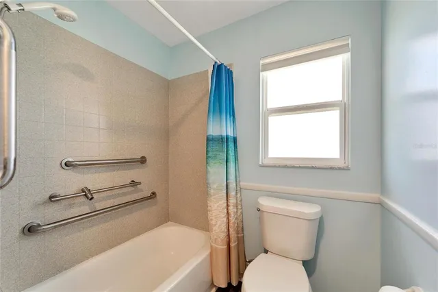 a view of livingroom with furniture and a ceiling fan