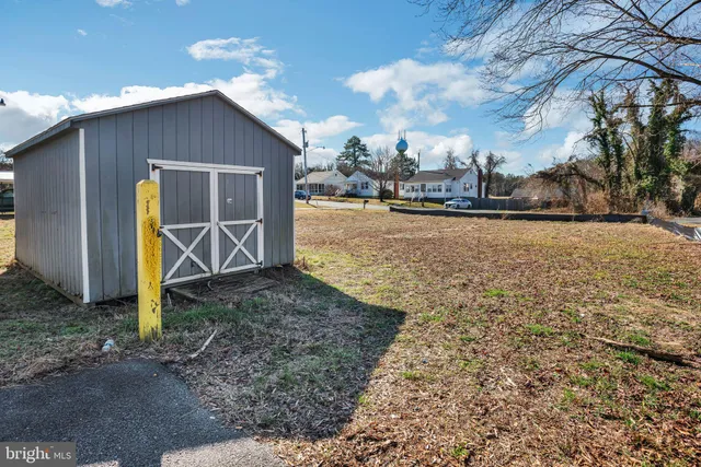 a view of a house with backyard
