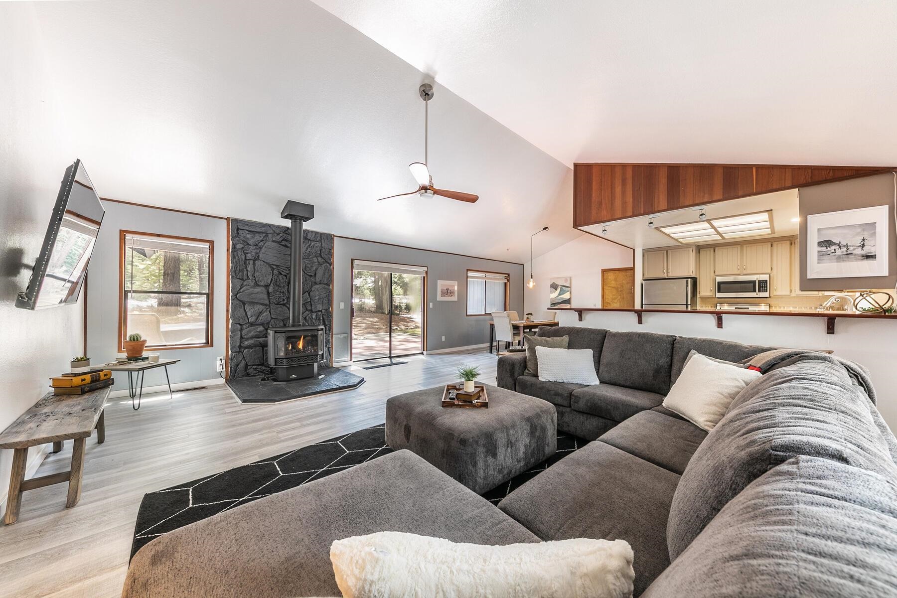 10561 Golden Pine Road Truckee, CA 96161 - Photo 4 of 21 Gallery Image 4