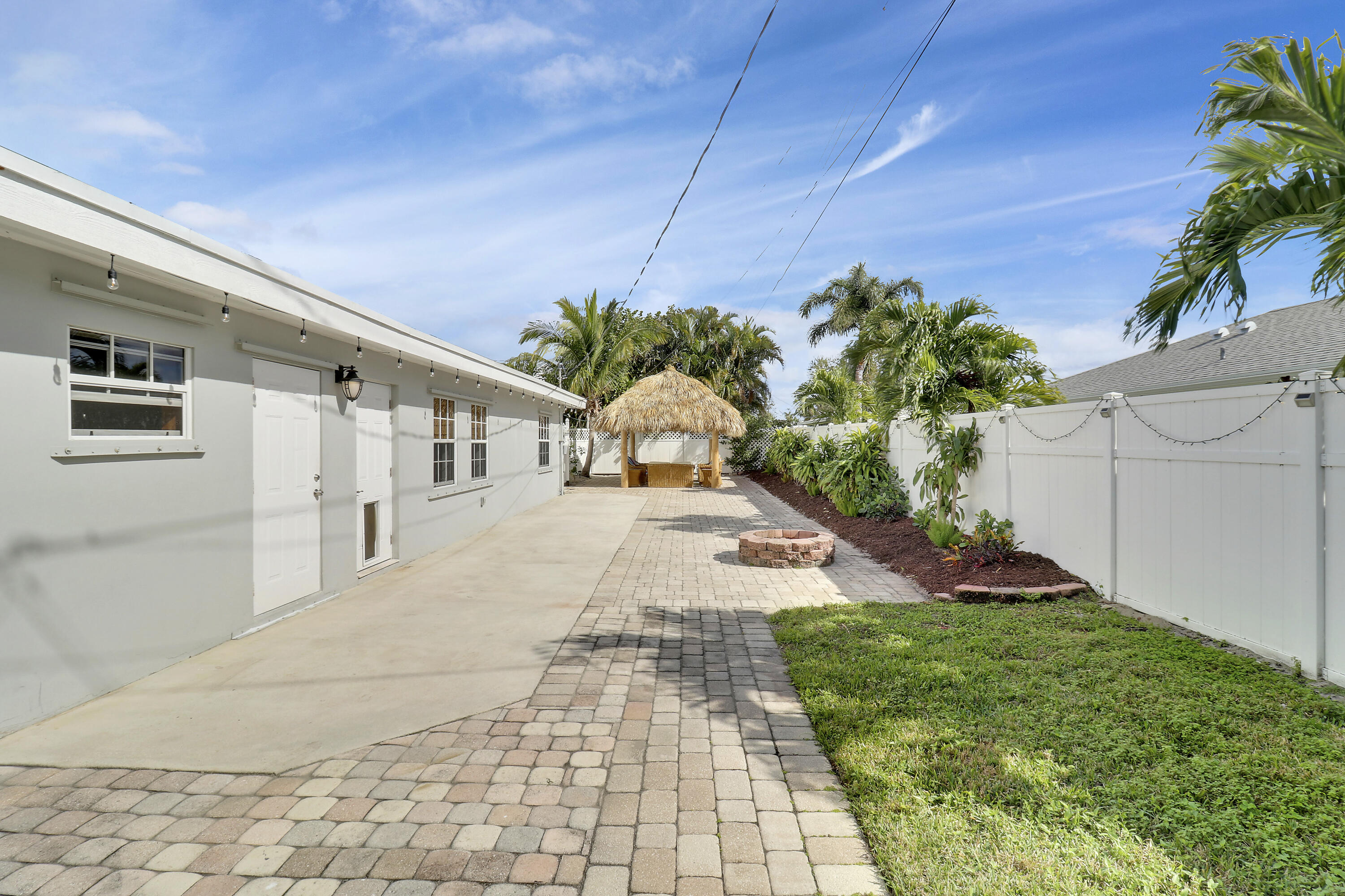 520 Inlet Road North Palm Beach, FL 33408 - Photo 15 of 51 a view of a backyard of the house