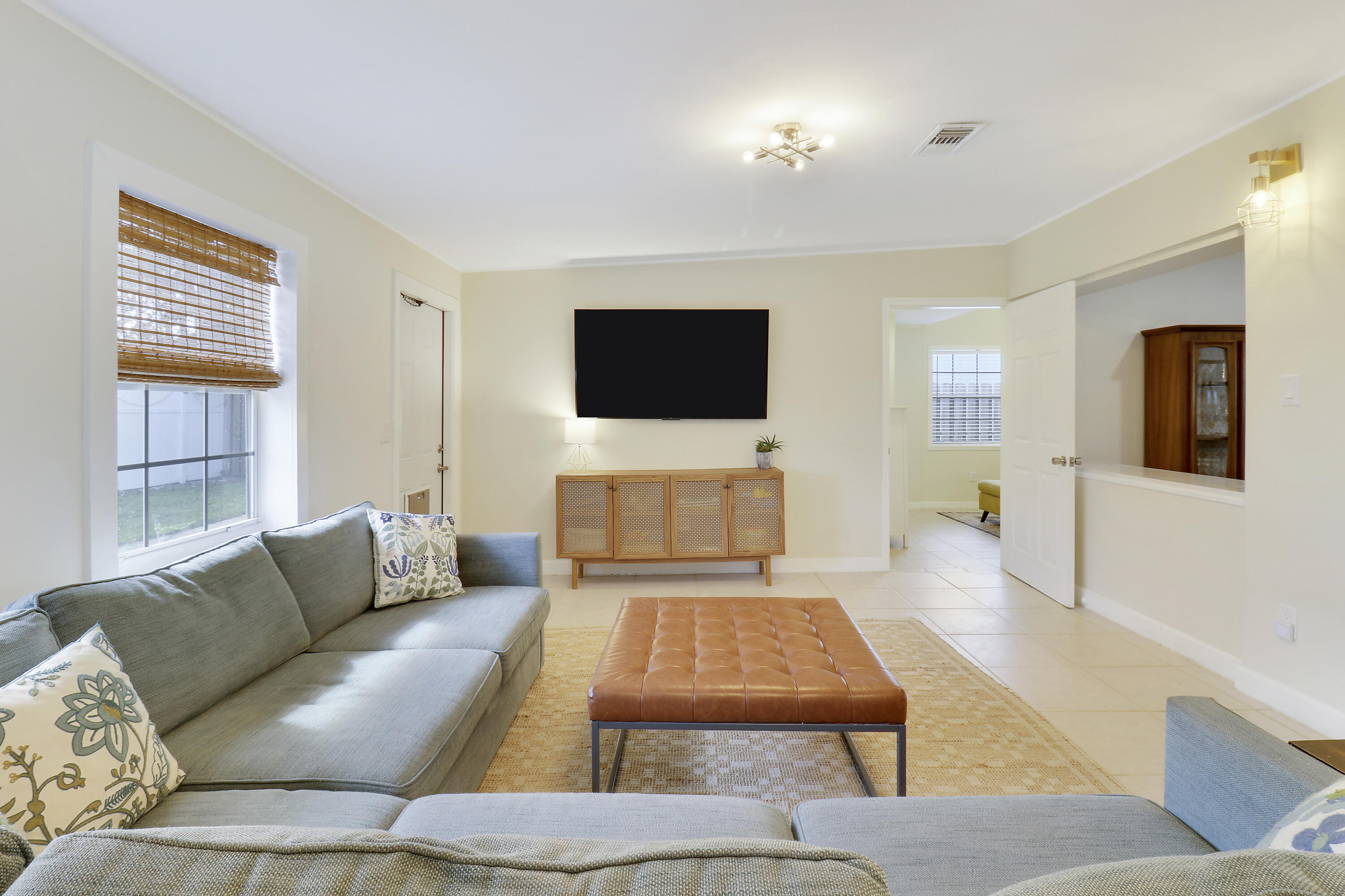 520 Inlet Road North Palm Beach, FL 33408 - Photo 20 of 51 a living room with furniture and a flat screen tv