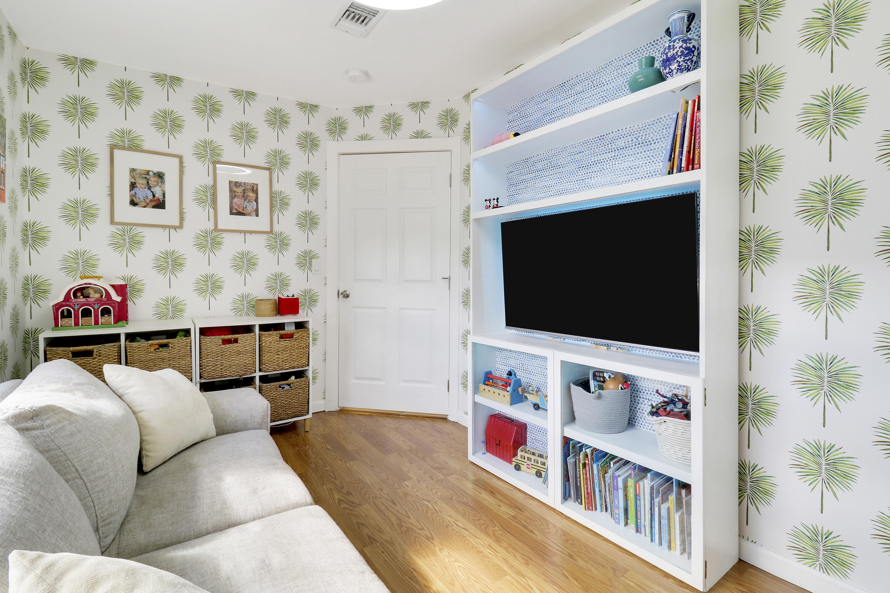 520 Inlet Road North Palm Beach, FL 33408 - Photo 39 of 51 a living room with furniture and a flat screen tv