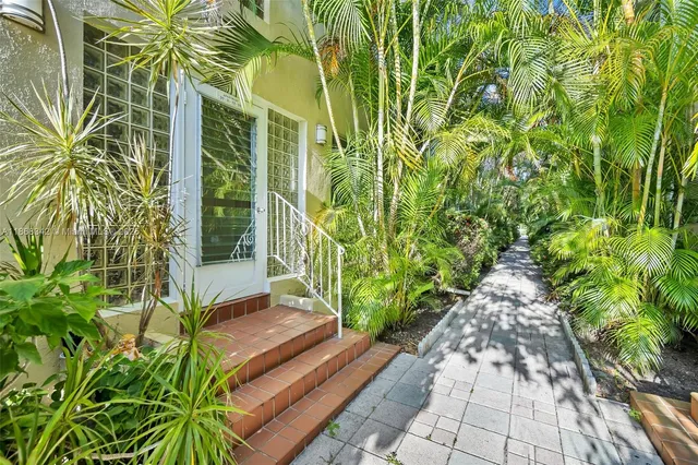 a view of a yard with plants