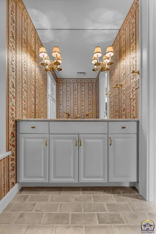 $365,000 | 2 Southwest Westboro Place, Topeka, KS 66604