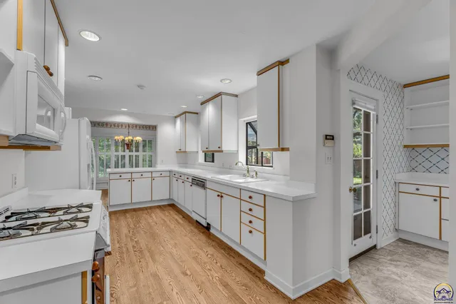 $365,000 | 2 Southwest Westboro Place, Topeka, KS 66604