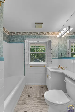 $365,000 | 2 Southwest Westboro Place, Topeka, KS 66604