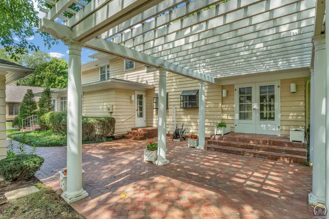 $365,000 | 2 Southwest Westboro Place, Topeka, KS 66604