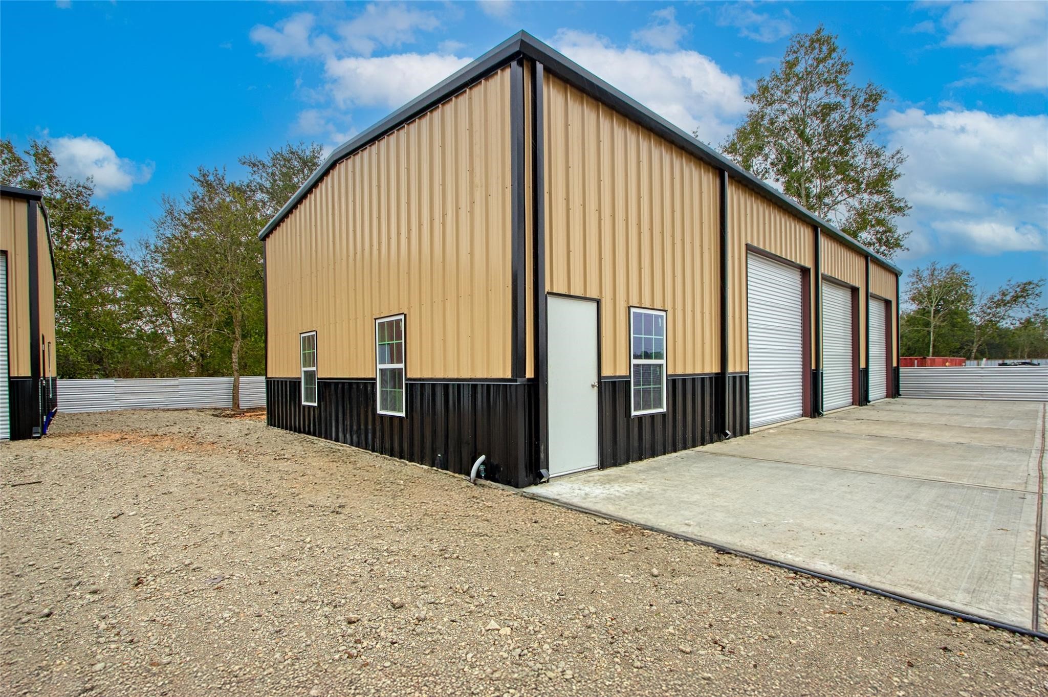 13051 Pleasant Valley Drive, Unit A Rosharon, TX 77583 - Photo 12 of 17 a view of backyard of a house