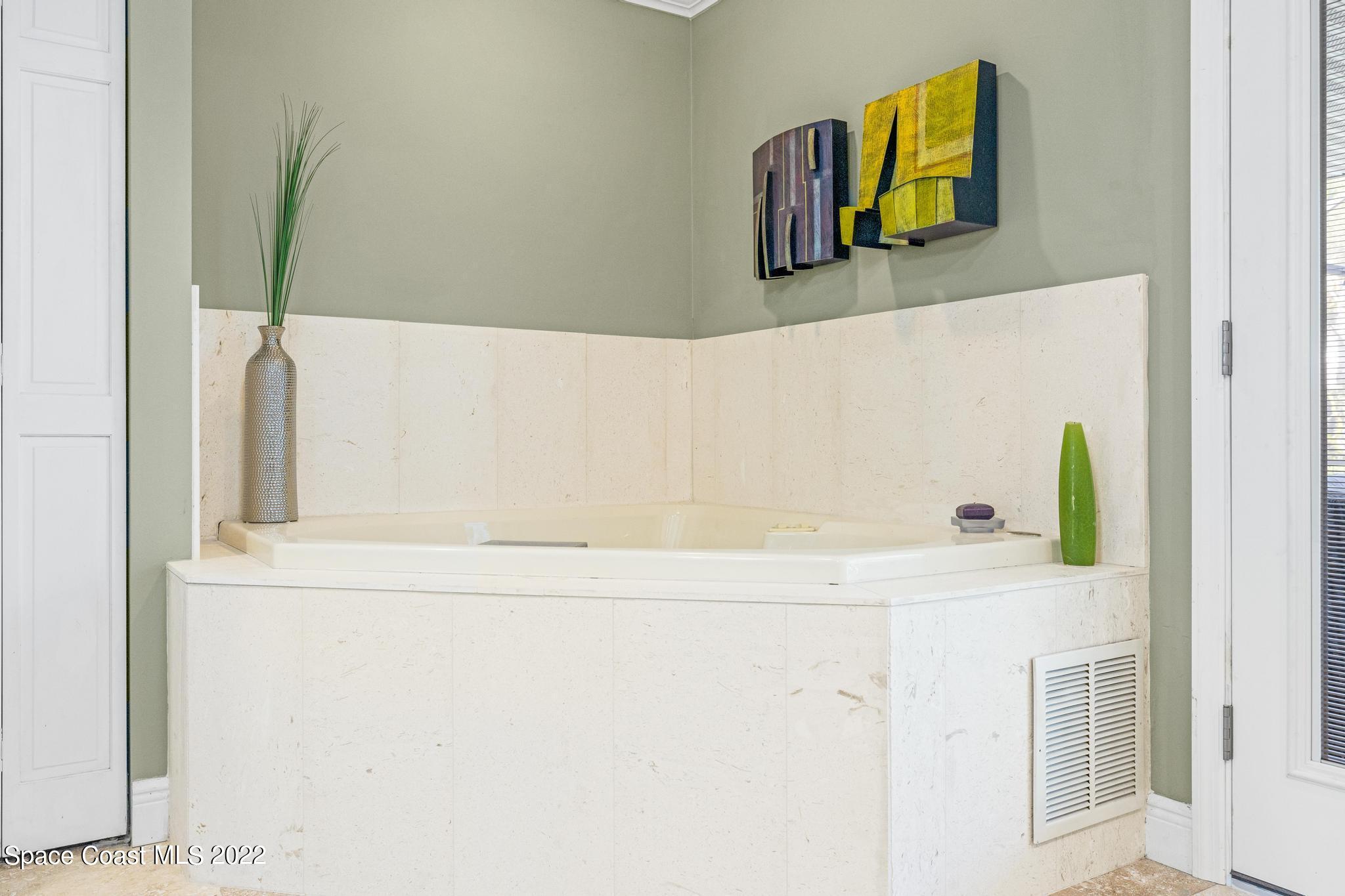 470 Veracruz Boulevard Indialantic, FL 32903 - Photo 10 of 25 a bathroom with a bathtub