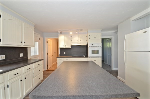 6 Crillon Road Worcester, MA 01605 - Photo 3 of 16 Gallery Image 3