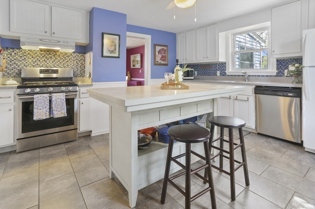 141 Ashcroft Road Medford, MA 02155 - Photo 6 of 23