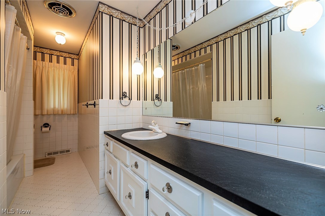 958 Lander Road Cleveland, OH 44143 - Photo 22 of 32