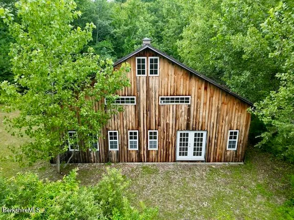 a view of a house with backyard and garden