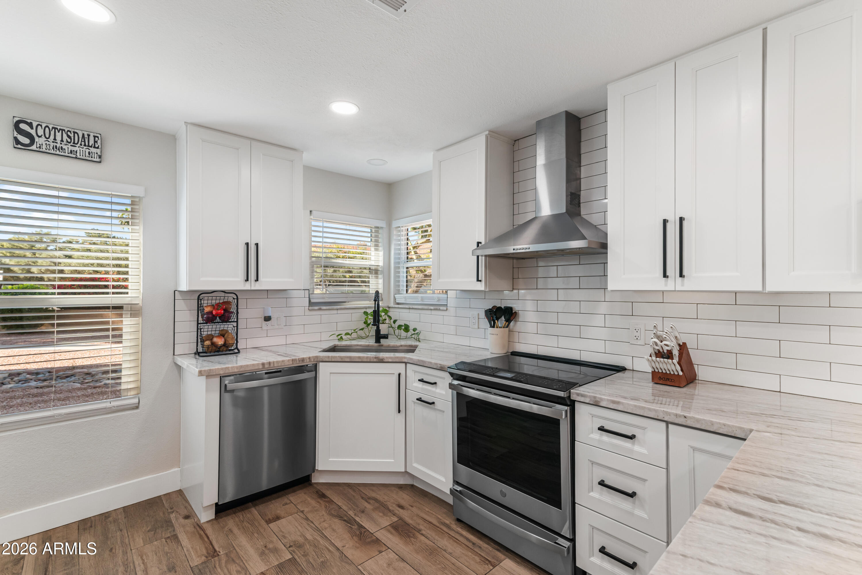 8787 East Mountain View Road, Unit 1019 Scottsdale, AZ 85258 - Photo 2 of 36 Oven Range with Vent Hood