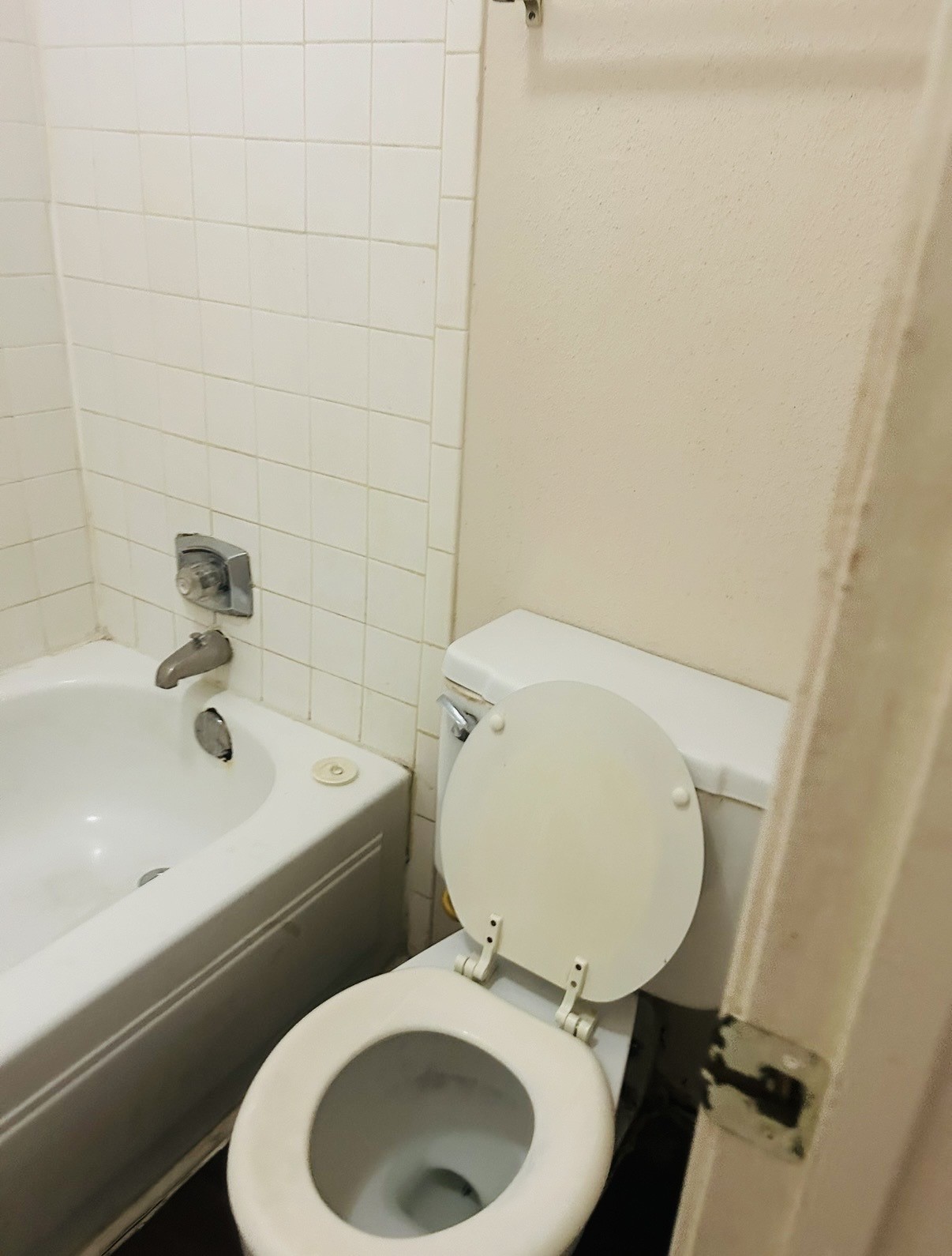 6161 Reims Road, Unit 1013 Houston, TX 77036 - Photo 10 of 11 second full bathroom