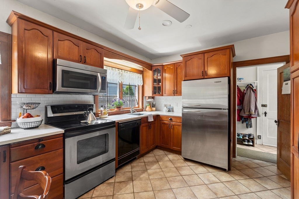2 Cedar Street Marblehead, MA 01945 - Photo 3 of 30