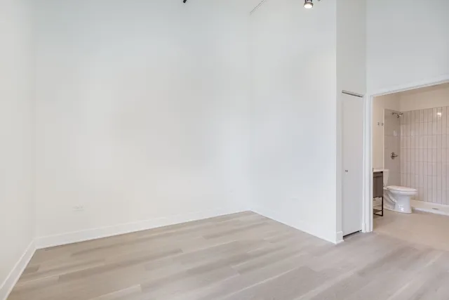 a view of an empty room and room