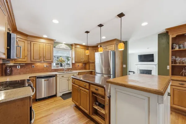 $549,999 | 13 Woodlawn Drive, Sturbridge, MA 01566