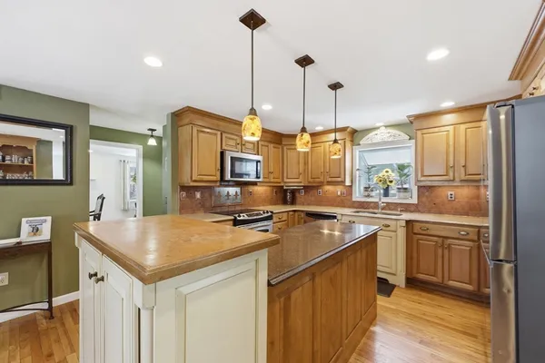 $549,999 | 13 Woodlawn Drive, Sturbridge, MA 01566