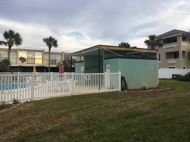 a view of a house with backyard and entertaining space