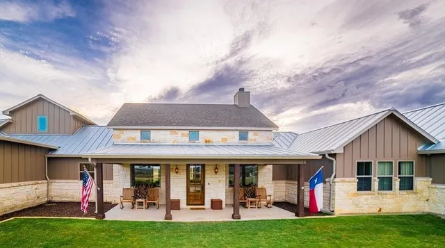 a view of a yard with seating area