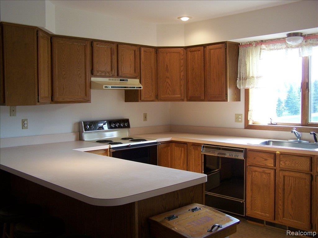 NICE SIZE EAT-IN KITCHEN