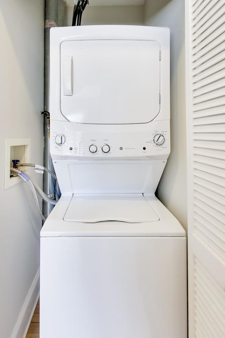 1424 West Cullom Avenue, Unit 3 Chicago, IL 60613 - Photo 16 of 18 a utility room with dryer and washer