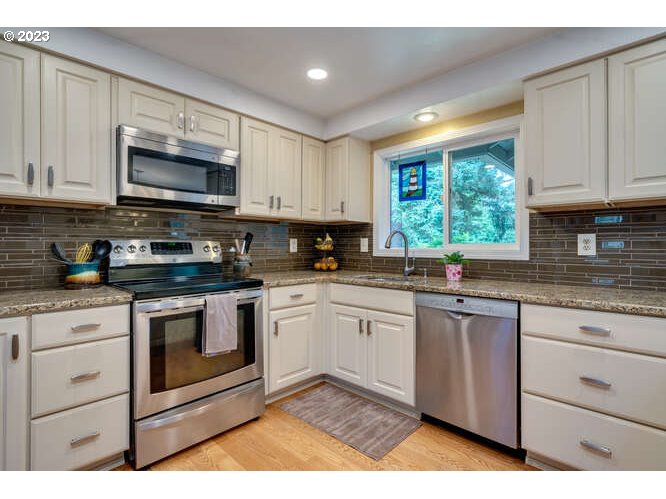 14441 South Maplelane Road Oregon City, OR 97045 - Photo 11 of 44 Kitchen