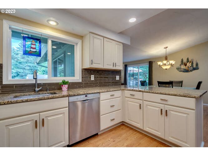 14441 South Maplelane Road Oregon City, OR 97045 - Photo 12 of 44 Kitchen